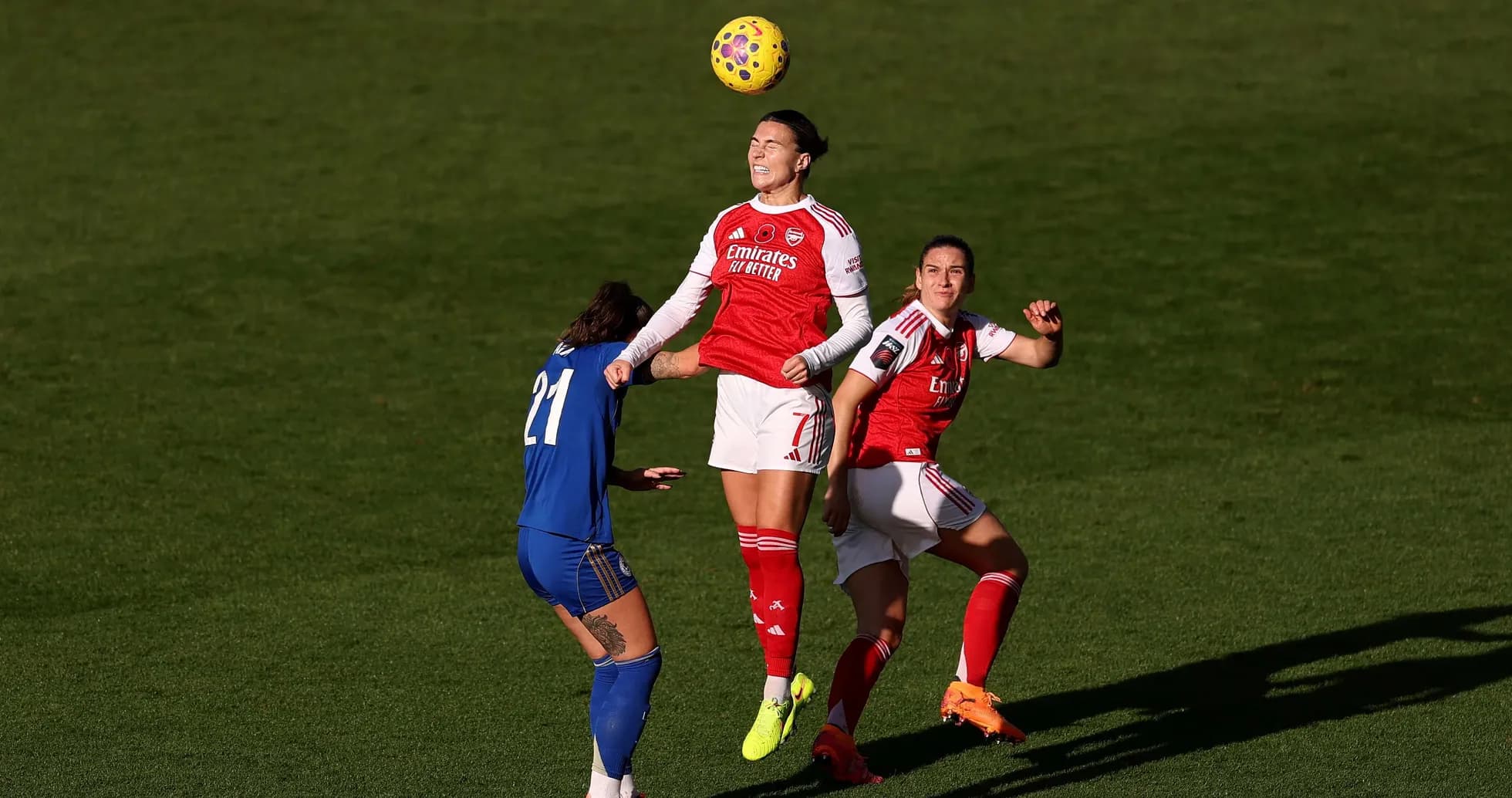 Arsenal W futbolçusu topa zərbə vurur