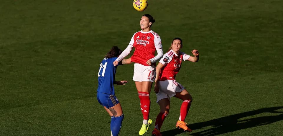 Arsenal W futbolçusu topa zərbə vurur