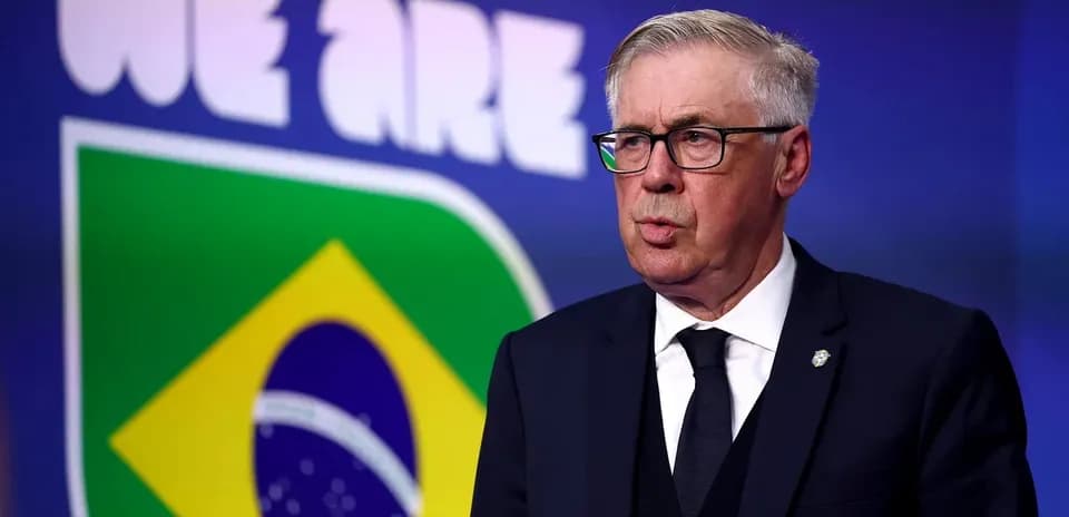 Menecer Braziliya futbol komandasının önündə danışır
