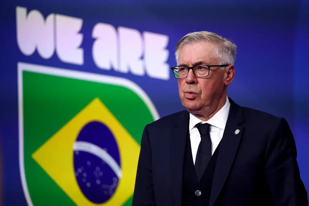 Menecer Braziliya futbol komandasının önündə danışır