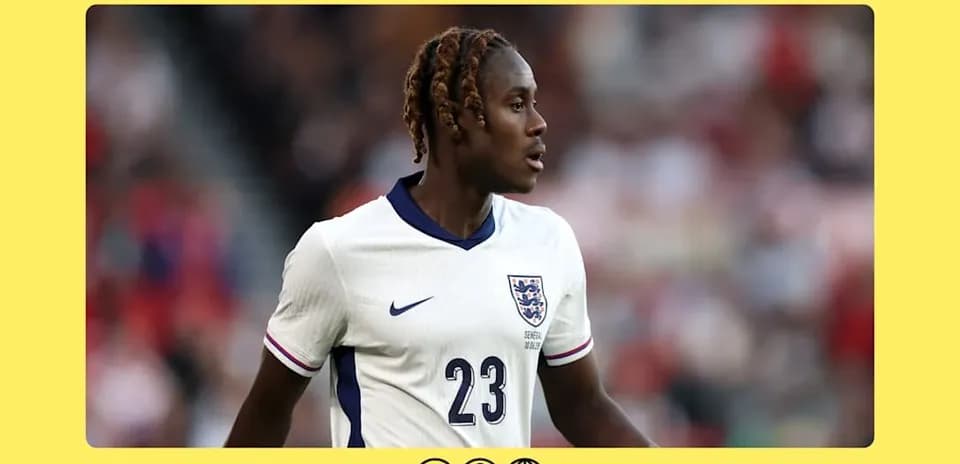 Futbolçu 23 nömrəli forma ilə oyun meydanında