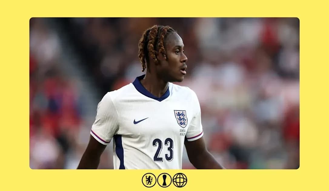 Futbolçu 23 nömrəli forma ilə oyun meydanında