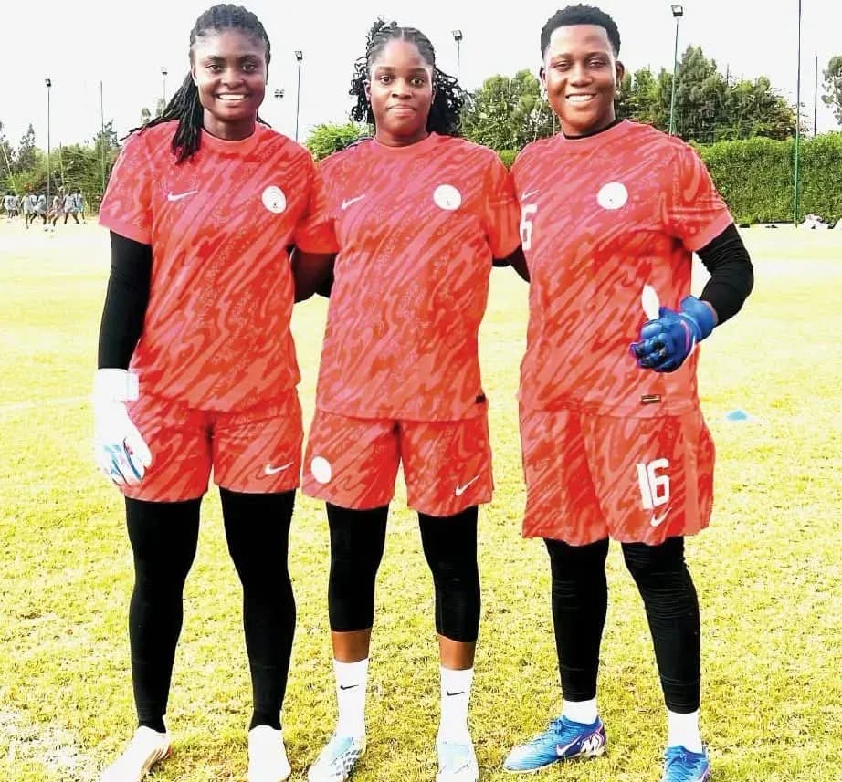 Üç futbolçu məşqdə eyni forma ilə dayanır