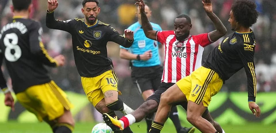 Sunderland və Manchester United oyunçuları mübarizə aparır