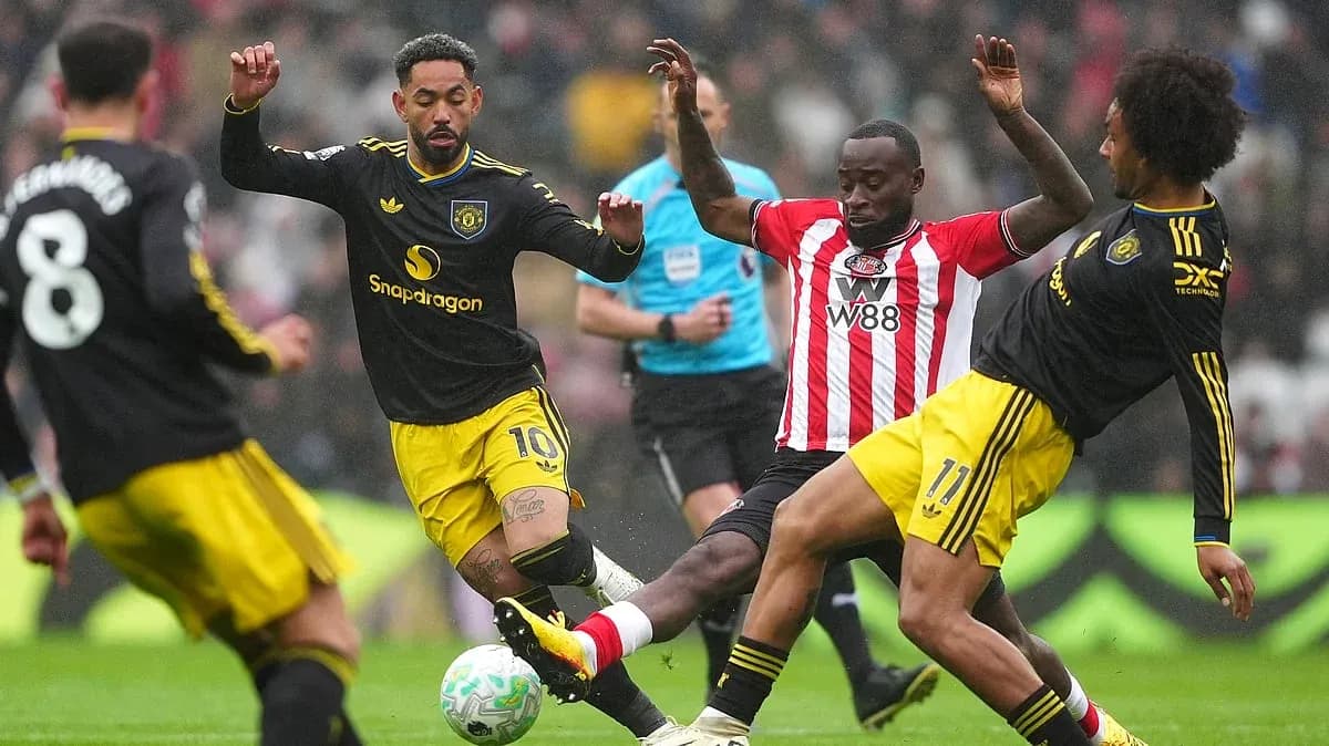 Sunderland və Manchester United oyunçuları mübarizə aparır