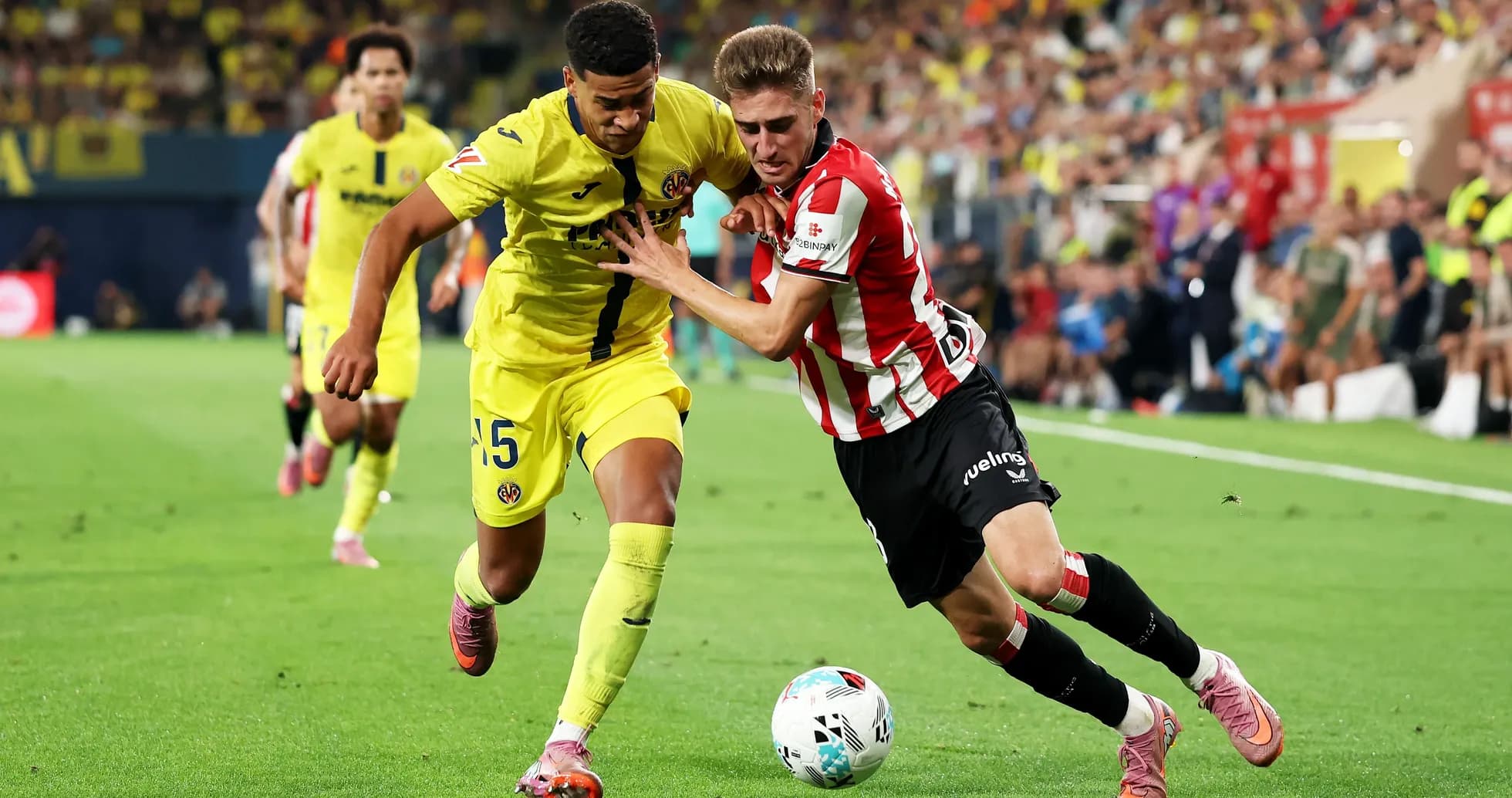 Villarreal və Athletic Bilbao oyunçuları mübarizə aparır