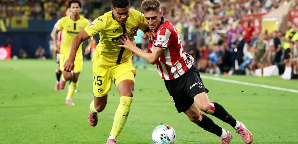 Villarreal və Athletic Bilbao oyunçuları mübarizə aparır