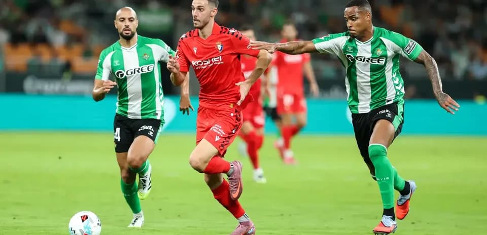 Osasuna və Real Betis futbolçuları top uğrunda mübarizə aparır