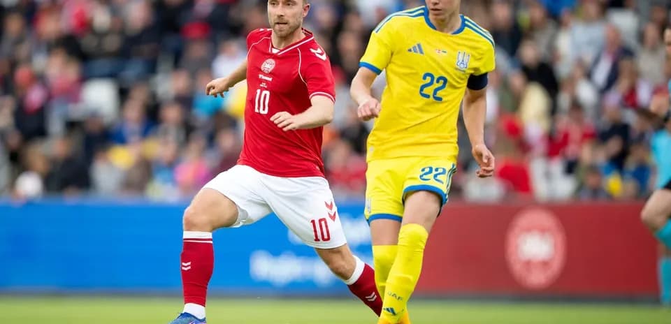 Danmark və Ukrayna oyunçuları top üçün mübarizə aparır