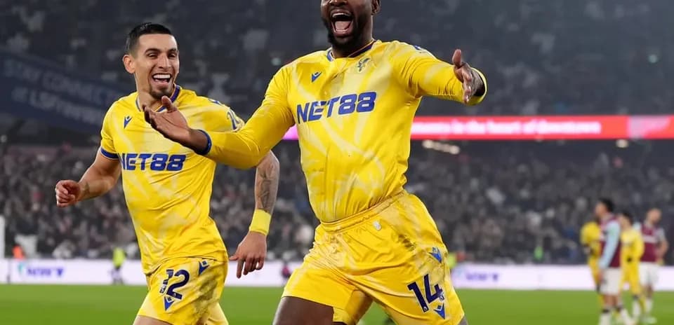 Qol vuran futbolçular sevincini paylaşır