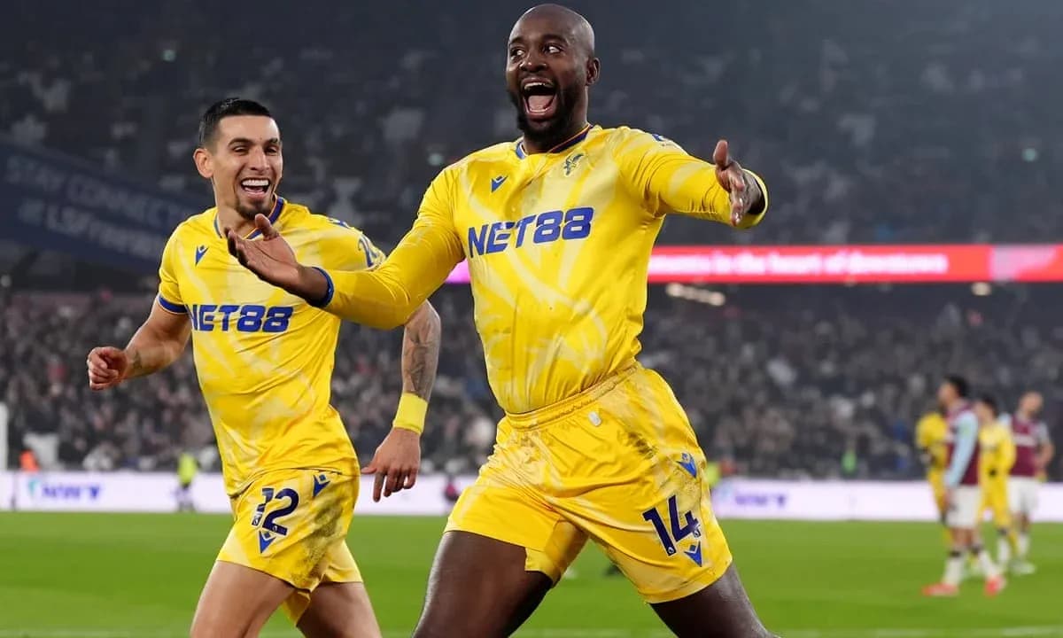 Qol vuran futbolçular sevincini paylaşır