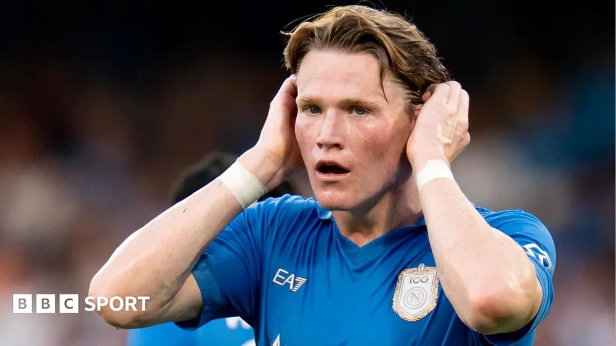 Futbolçu oyunda başını əlləri ilə tutub