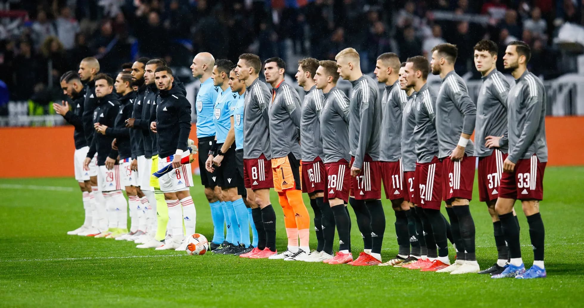 Sparta Praha və Lyon komandalarının sıraya düzülməsi