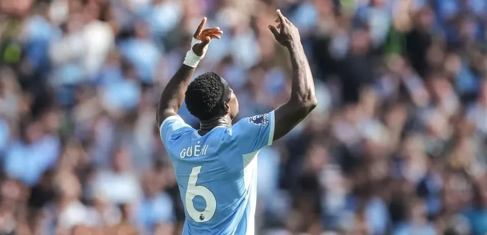 Futbolçu qollarını göyə qaldıraraq sevinir