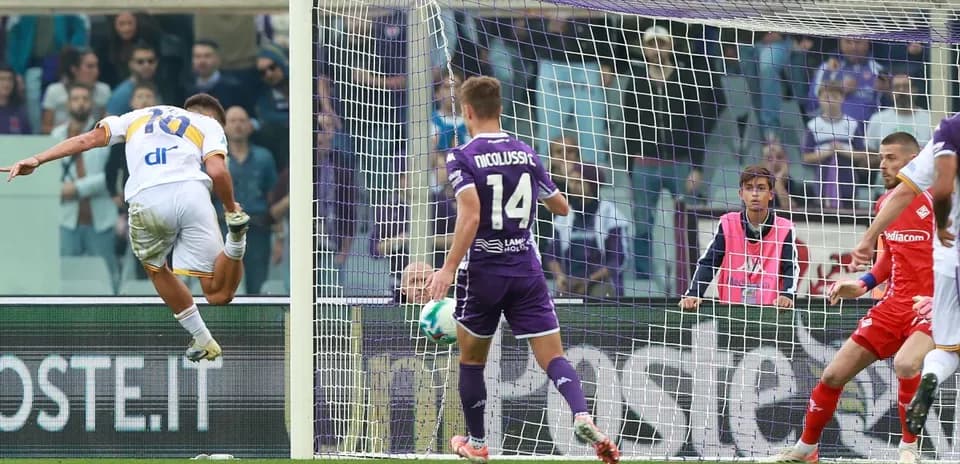 Lecce futbolçusu topa zərbə vurur