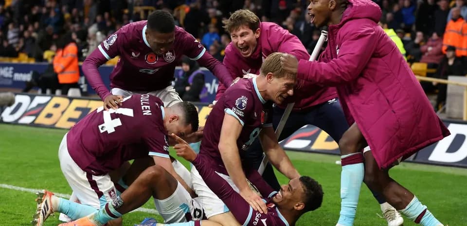 Burnley futbolçuları qələbəni qeyd edirlər