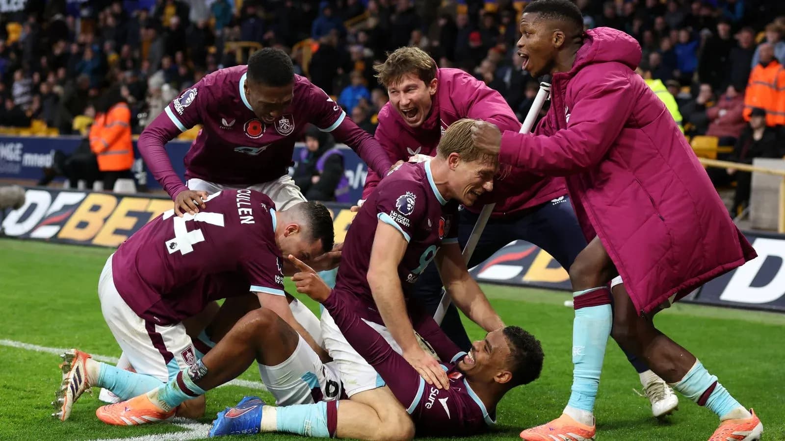 Burnley futbolçuları qələbəni qeyd edirlər