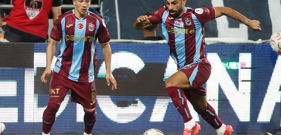 Trabzonspor oyunçuları topu mübarizə aparır
