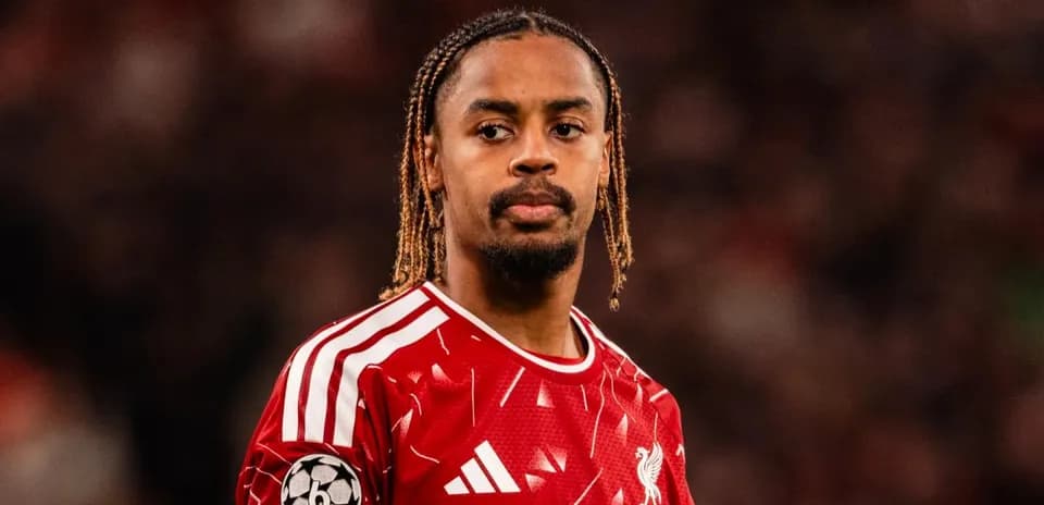 Futbolçu Liverpool formasında matç zamanı