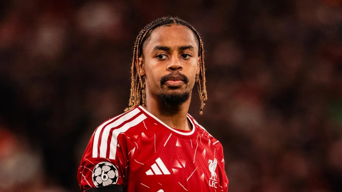 Futbolçu Liverpool formasında matç zamanı