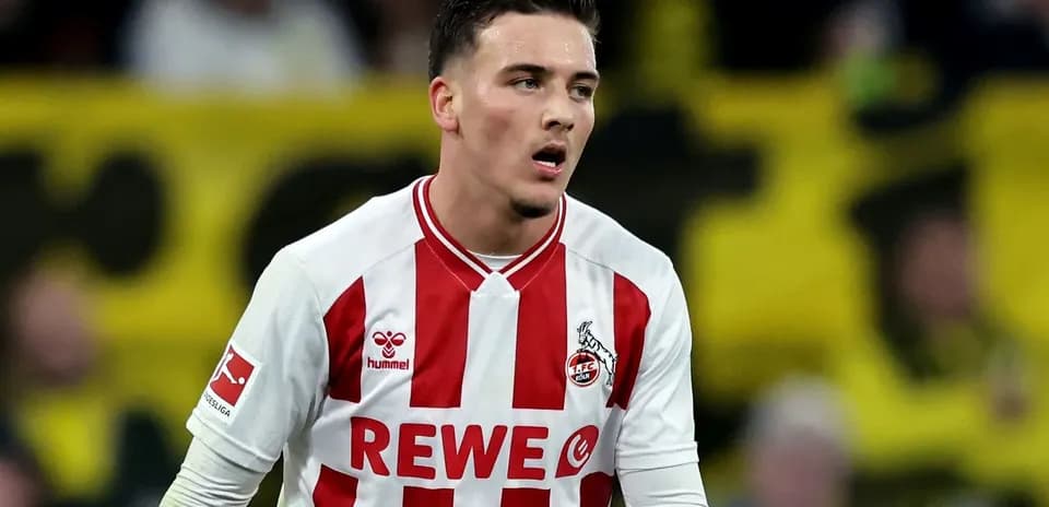 Futbolçu Köln formasında oyun zamanı