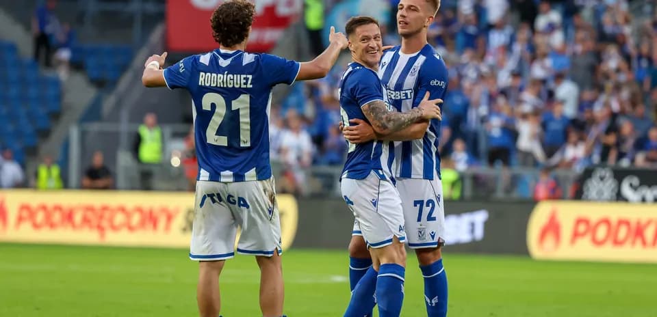 Lech Poznan futbolçuları sevinir