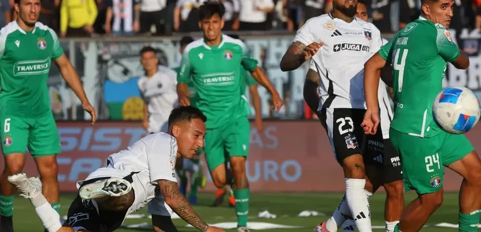 Colo Colo oyunçusu top üçün mübarizə aparır