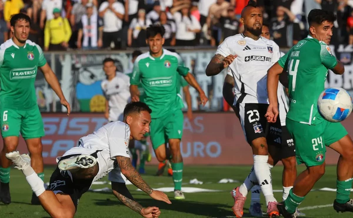 Colo Colo oyunçusu top üçün mübarizə aparır