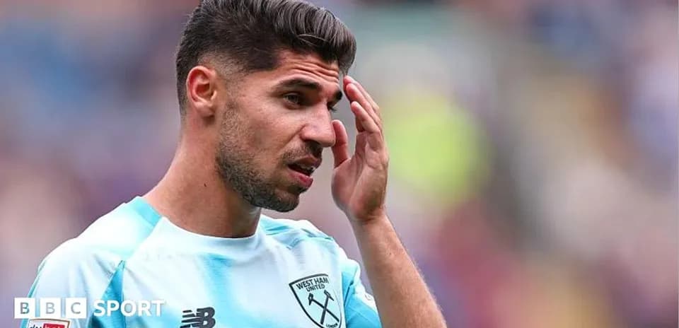 Futbolçu West Ham United forması geyinib