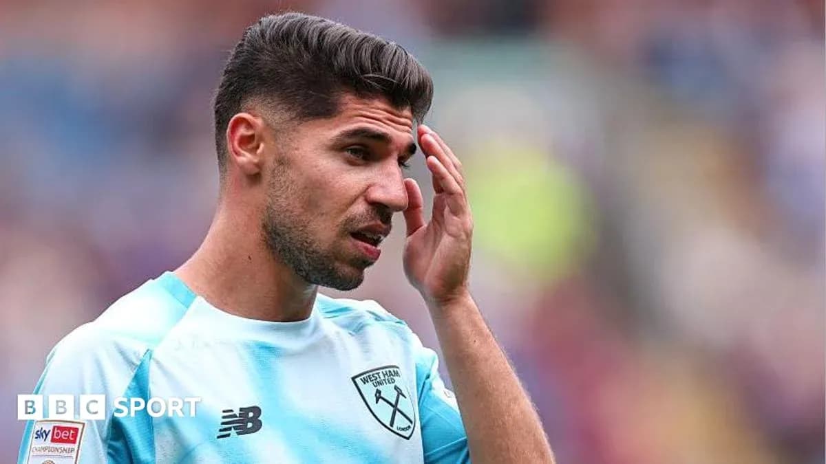 Futbolçu West Ham United forması geyinib