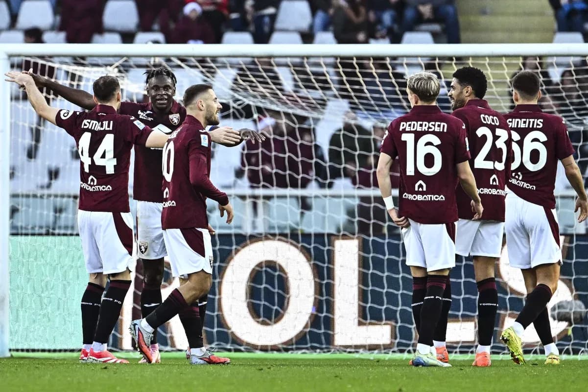 Torino futbolçuları qolu qeyd edirlər