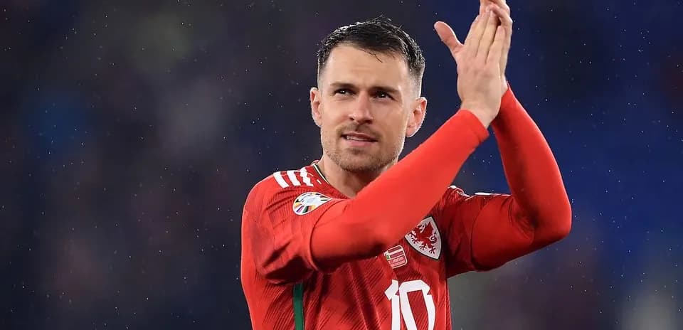 Futbolçu stadionda əl çırpır