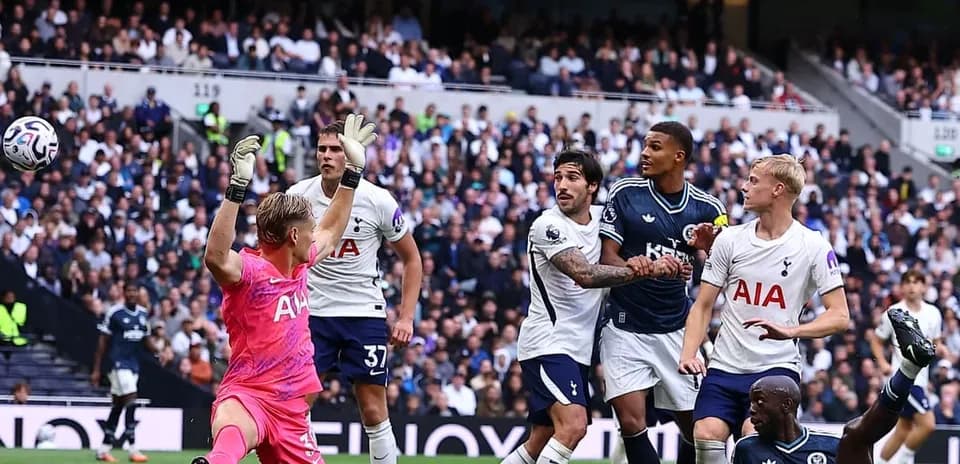 Tottenham və Newcastle oyunçuları mübarizə aparır