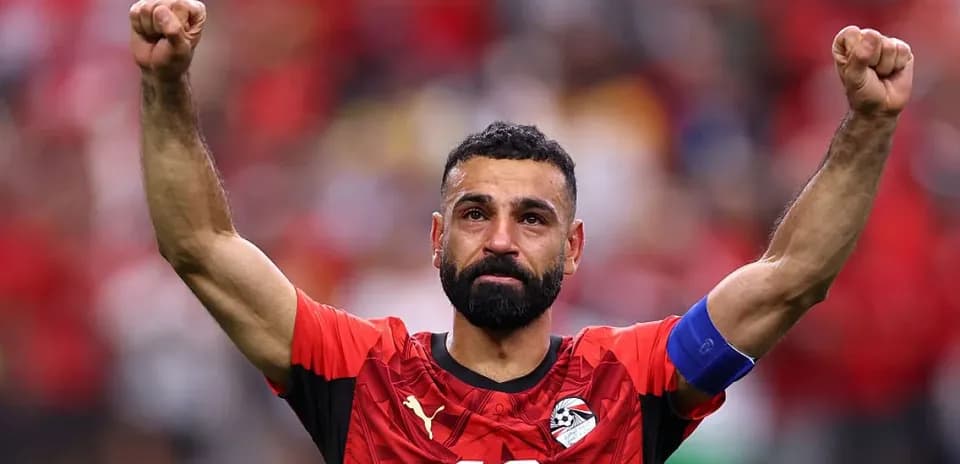 Futbolçu qələbə şərəfinə əllərini qaldırır