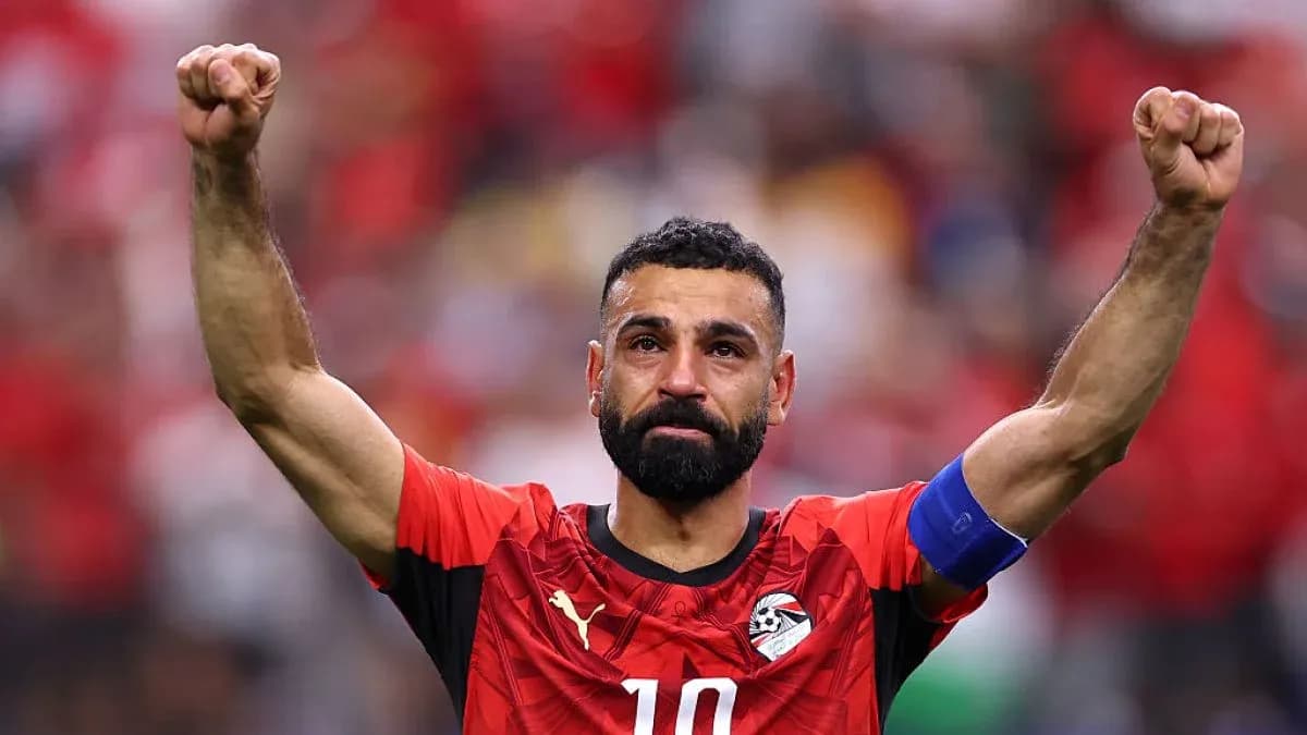 Futbolçu qələbə şərəfinə əllərini qaldırır