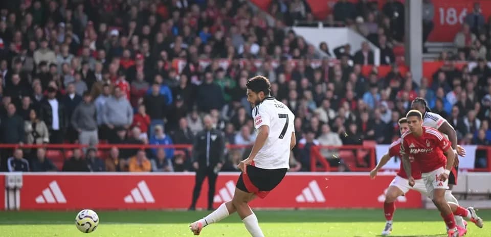 Fulham futbolçusu penalti vurur