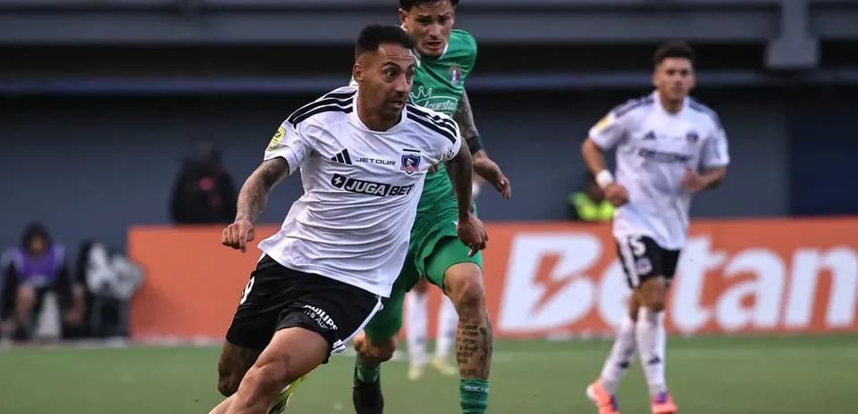 Colo Colo futbolçusu topu qovur