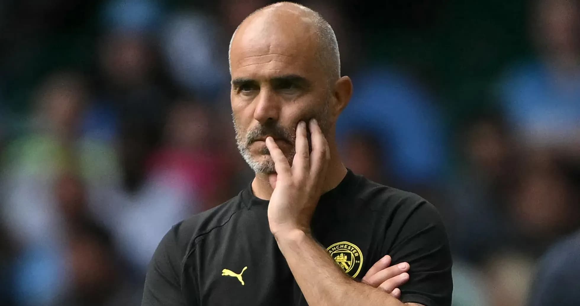 Futbol məşqçisi düşüncədə əlləri ilə üzünü tutub