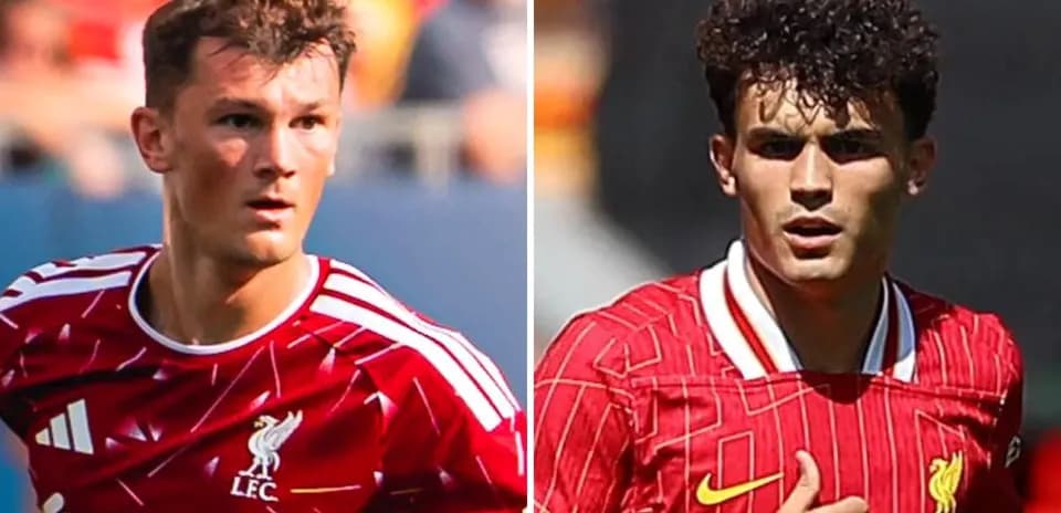 İki futbolçu Liverpool formasında sahədə görünür