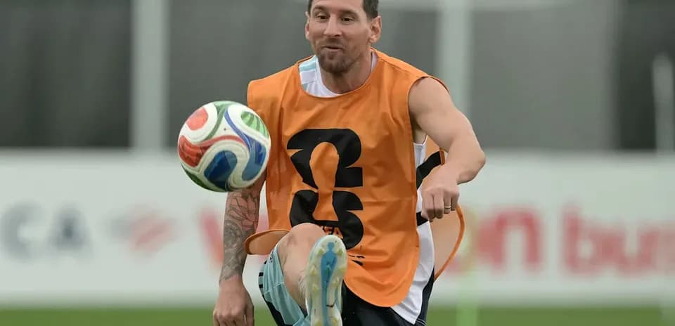 Futbolçu topu havada qaldıraraq məşq edir