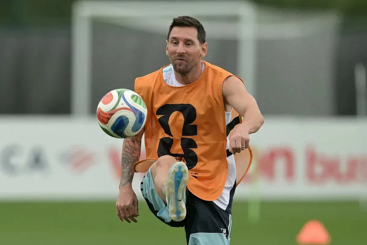 Futbolçu topu havada qaldıraraq məşq edir