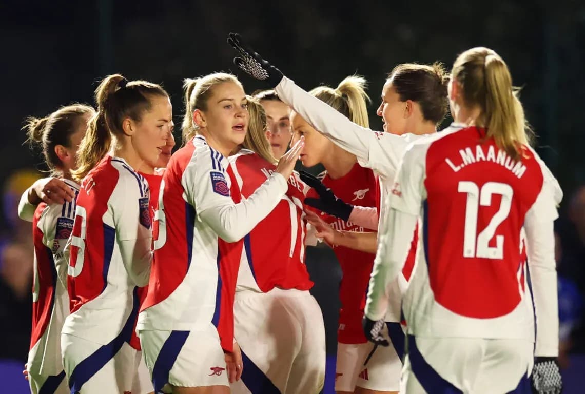 Arsenal W futbol komandası birləşir