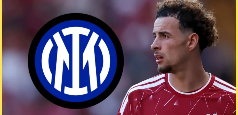 Futbolçunun forma geyindiyi an, Inter logosu fonunda