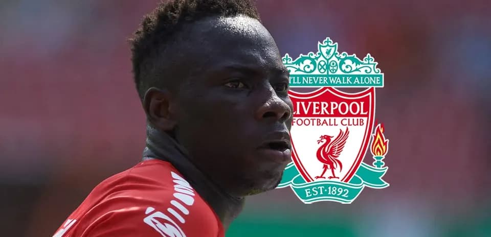 Futbolçu Liverpool FC formasında sahədə