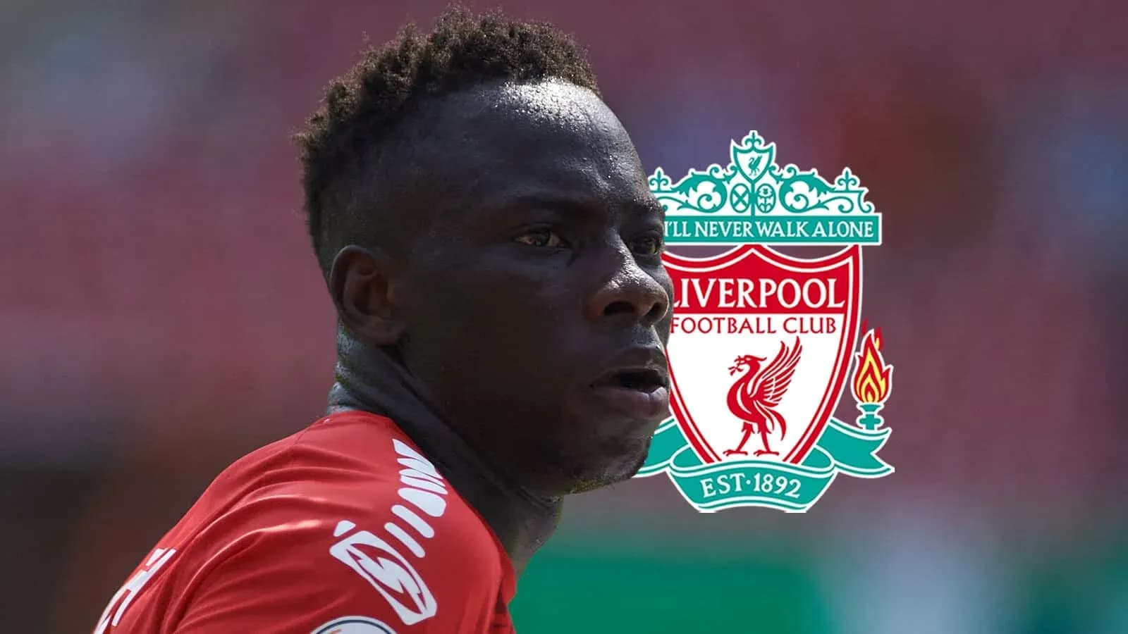Futbolçu Liverpool FC formasında sahədə