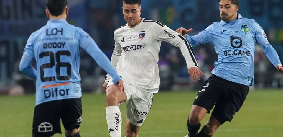Colo Colo və O'Higgins oyunçuları mübarizə aparır