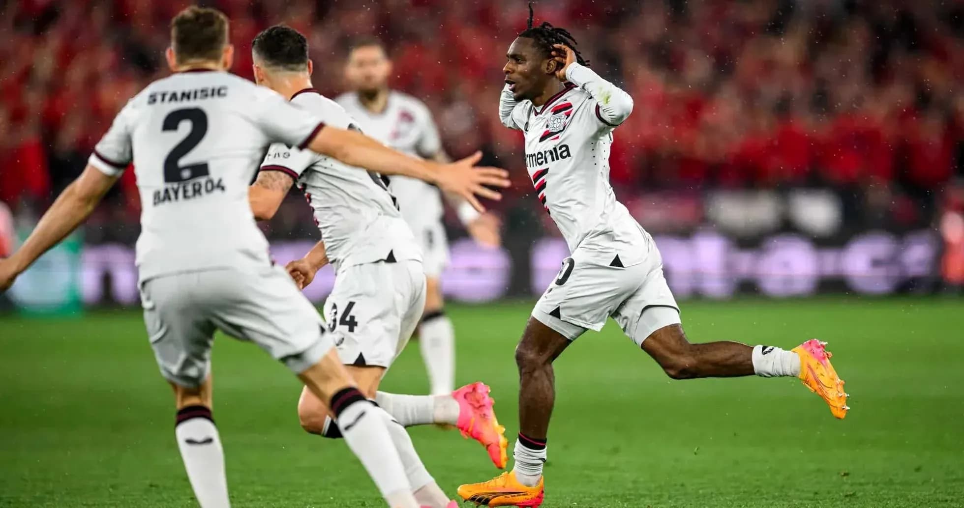 Bayer Leverkusen oyunçuları sevinir