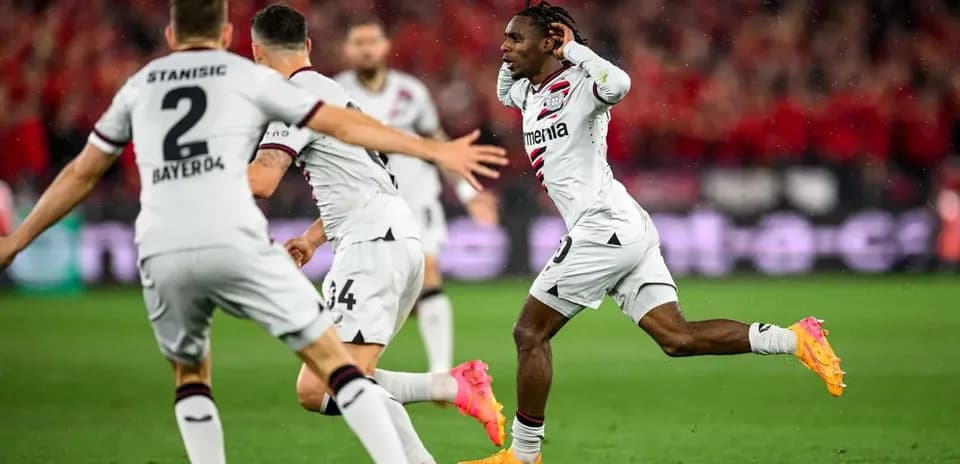 Bayer Leverkusen oyunçuları sevinir