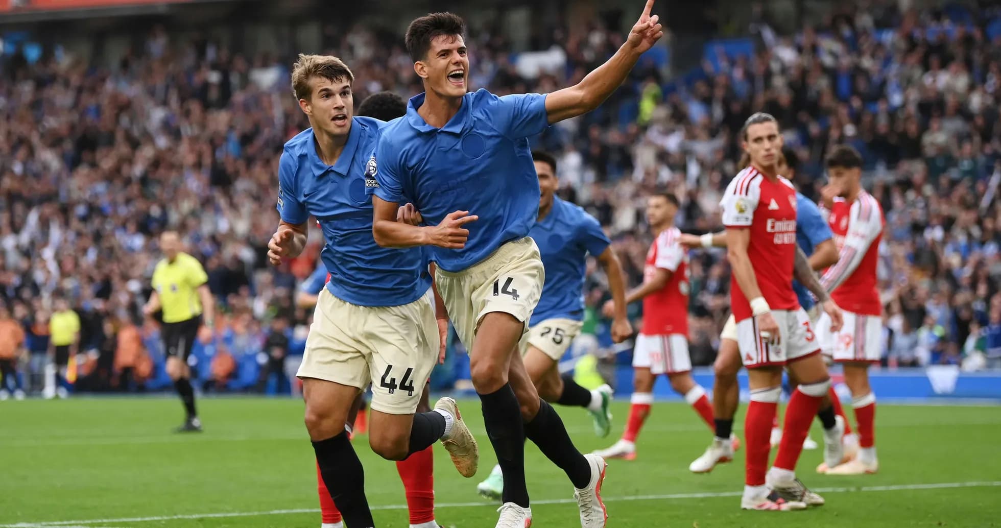 Brighton futbolçuları qol sevinci yaşayır