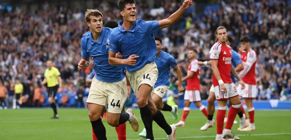 Brighton futbolçuları qol sevinci yaşayır